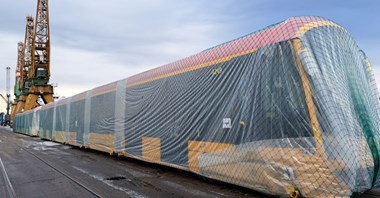 Tramwaje dla Warszawy przypłynęły z Korei. Tym samym statkiem płynął sprzęt wojskowy